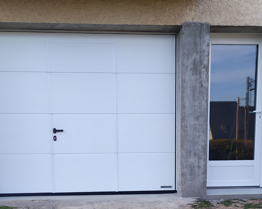 Portail sectionnel avec portillon intégré et porte d’entrée